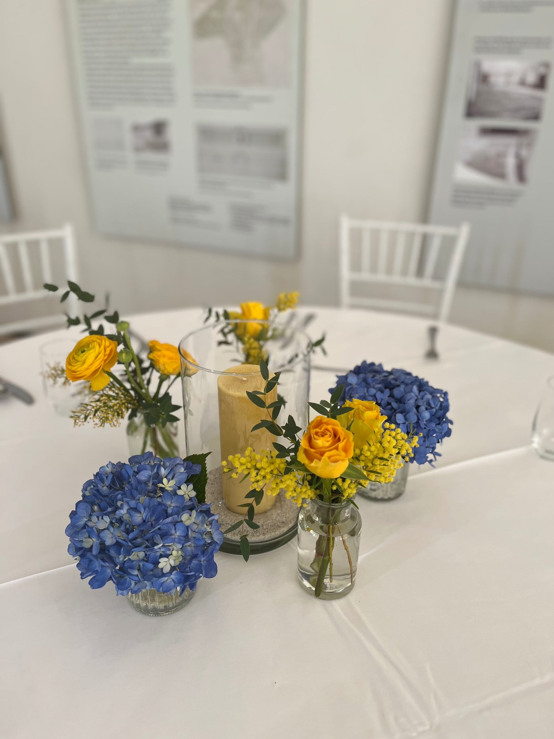 Tischdekoration in gelb-blau, gelbe Rosen, blaue Hortensien