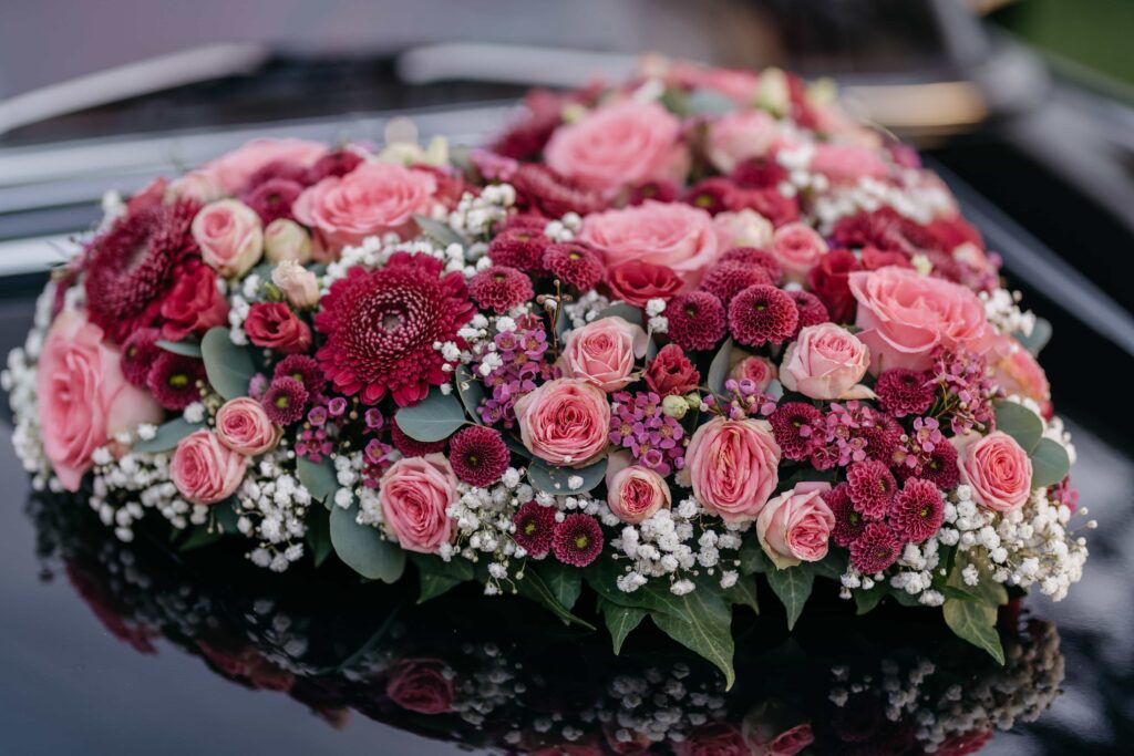gestecktes Blumenherz für Brautauto, pink-rose