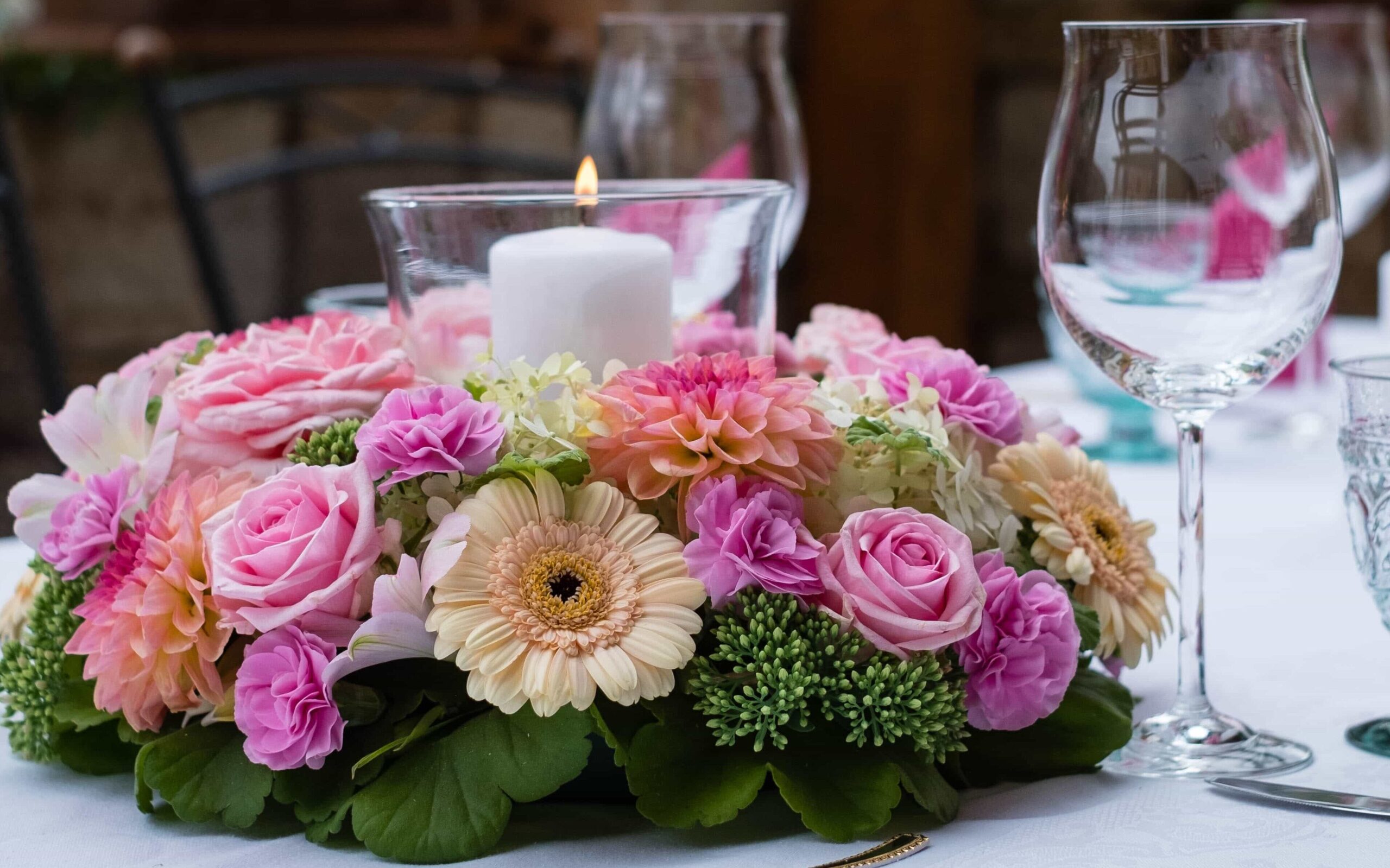 sommerlicher Blumenkranz als Tischdekoration